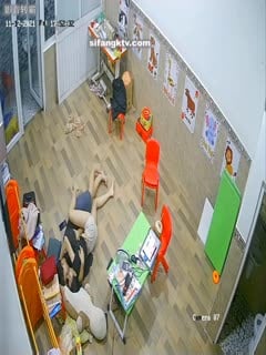 黑客破解家庭摄像头❤️偷拍学生情侣疫情期间居家 整天缠绵6