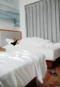 《稀缺资源㊙️精品偸拍》网吧包间一对通宵的小情侣下半夜在电脑前缠绵㊙️欲望难耐脱光下体各种姿势啪啪啪B