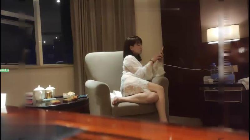 小骚货炮友激情啪啪开档丝袜馒头肥穴跪着深喉整根插入69姿势掰穴舔逼拉着项圈后入猛操