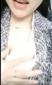 全程露脸伺候两个小哥哥这怎么受得了口交大鸡巴让小哥在沙发上后入抽插骚穴呻吟可射刺激