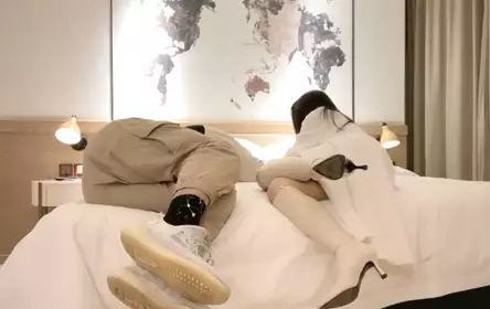 丰满清纯大奶妹和男友清晨刚睡醒打个晨炮,翘着大白屁股晃来晃去等待男友插入