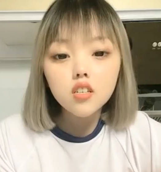 小旅馆情趣圆床偷拍午休偷情的中年男女男的一边搞一边看手机里的AV女的上位摇得很卖力