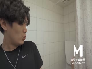 中国小妞自慰的时候骚逼潮吹