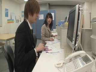 与一个大屁股的犯罪妈妈发生性关系，高清色情 de