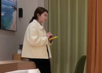 杏吧原创・三千约操18岁良家学生妹・进入的瞬间不停喊疼・老王