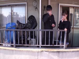 日本无码小可爱的大长腿美女掰开阴道给猥亵男看舌头伸过去就是吃逼逼抠出粘液啪啪操的淫叫