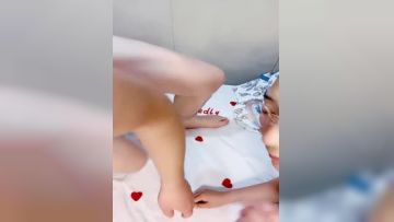 还俗的小尼姑好骚，短发少妇跟大哥玩的好嗨，吃奶舔逼口交大鸡巴，淫声荡语互动撩骚，无毛白虎逼各种抽插