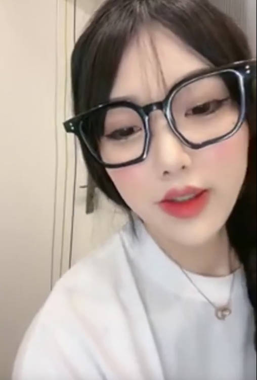 女上男下、边插边揉奶捏乳头