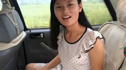 开车到野外和漂亮美眉啪啪啪玩野战干前尿一泡