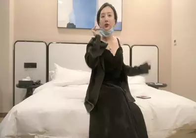 明星颜值笑起来甜美小姐姐全裸诱惑 白皙美乳揉捏， 不给看逼若隐若现 喜欢玩诱惑吊人胃口