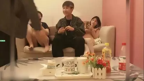 两女一男小少妇户外野战路边口交后入，搞一会来人回车上，手指扣逼掰穴特写，留了很多水