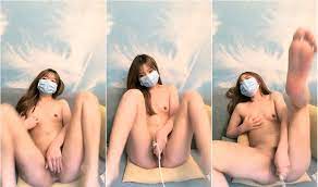 调教两个呆萌可爱萌妹子,口含内裤学母狗爬行,躺下边玩奶边抽送