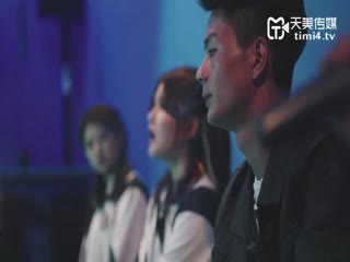 上帝视角偷拍美乳女服达人穿的一身塑身衣皮肤紧实实