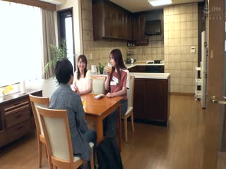 仆は大好きな母を7日间で堕とすと决めた。 10年间、胸に抱き続けていた禁断の感情―。 花井ゆり