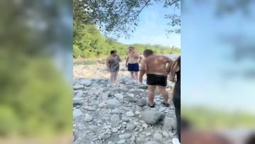 国人老哥带俄罗斯美女下海！户外一群美女！小帐篷看无毛嫩穴，回到家操 逼，蜜桃美臀后入，大屌深插到底