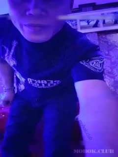 光头老哥到邻国找当地俩OO后嫩妹,KTV里边唱边脱下衣服玩妹子,妹子质量好还不贵