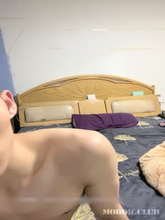 精瘦小哥家里没人带着OO后甜美小女友回家啪啪,按着大屁股后入狂艹