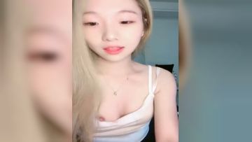 9分颜值金发美女！外表甜美活泼！近距离特写，跳蛋假屌自慰，双管齐下勐捅，椅子上骑坐深插第02集