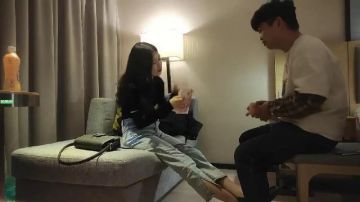 加钱哥深夜年轻嫩妹喜欢暗一点的氛围开档吊带丝袜扶着细腰后入勐顶太紧了你不喜欢吗