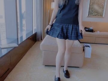 ♈可爱00后小母狗♈反差小学妹 小屁股带上狐狸尾巴 可爱英伦校服私拍，带上小尾巴就是你的小母狗哦~