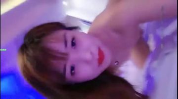 骚女晓可耐勾引外卖小哥啪啪给好评，肉丝撕裆喷高潮液深喉口交勐操，近距离特写非常诱人