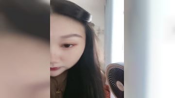 哺乳期良家小奶妈一个人在家奶完孩子陪狼友发骚，全程露脸美美哒淫声荡语互动撩骚，脱光了揉奶玩逼挤奶水第01集