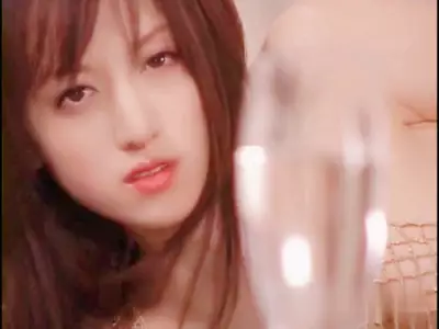 小伙子估计喜欢海的味道，鲍鱼舔个不停，估计难得见到这幺干净的粉鲍鱼，两个小伙轮流干她，整得累趴了