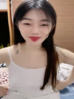 七彩主播--幼校老师 ：极品在校大奶老师~B粉嫩啊~爱了爱了，校园清纯，回家露大淫屄，判若两人！。