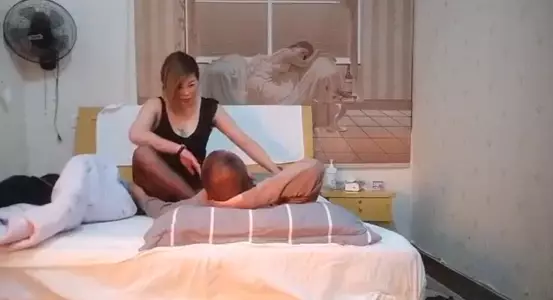 村长探店红灯区路边按摩店找了两个带服务的按摩小姐白天晚上各一炮非常牛逼每次都要给小姐舔逼逼