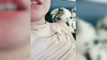 要爽还得靠闺蜜，姐妹露脸一起大秀直播，道具玩弄骚逼展示流出好多白浆。