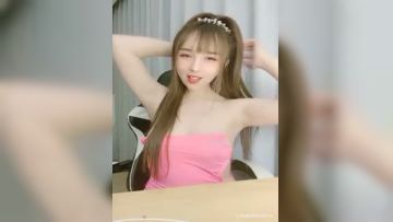 黄发美乳美女主播露奶子翘起美臀陪狼友发骚