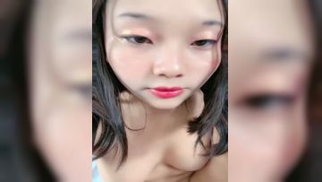 清纯的小妞露脸一个人大秀直播，把逼毛刮干净展示给狼友看，揉奶玩逼自己抠，大黑牛按摩棒玩弄骚穴浪叫呻吟第02集