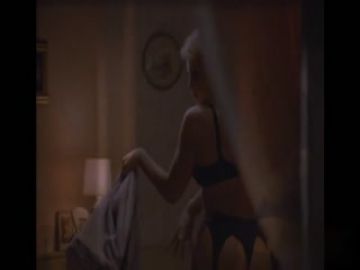 【三级】《睡奸穿着蕾丝内衣的女友》