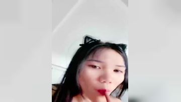 【偷情男女】被小哥骗上床的骚妇，全程露脸让小哥边亲边草，无套抽插舌吻压在身下干的神魂颠倒，表情很是享受的!