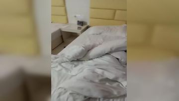 【清纯女闺蜜】背着婊妹勾引她性感的闺蜜，婊妹在睡觉对闺蜜不断撩骚挑拨强硬扒光，大鸡巴直接上打着灯草给狼友看精彩刺激。