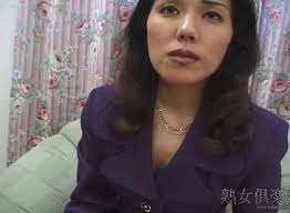 jukujo-club-988 她用她性感的蜜桃屁股引诱男性成员