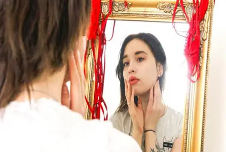 PE18.24.09.12 刚成年的美少女在客厅心血来潮的自慰 ...