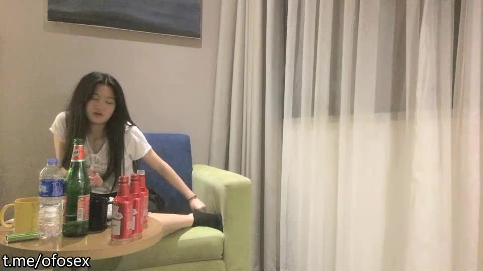 【#666绿帽白嫖】良家妹子密码房，总是能约到妹纸，甜美短裙小姐姐，玩玩游戏喝酒，脱下内衣揉奶猛操