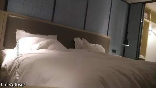 【凯迪拉克探花】，外围女神场，最经典的沙发抠逼镜头，两炮下来美女好累