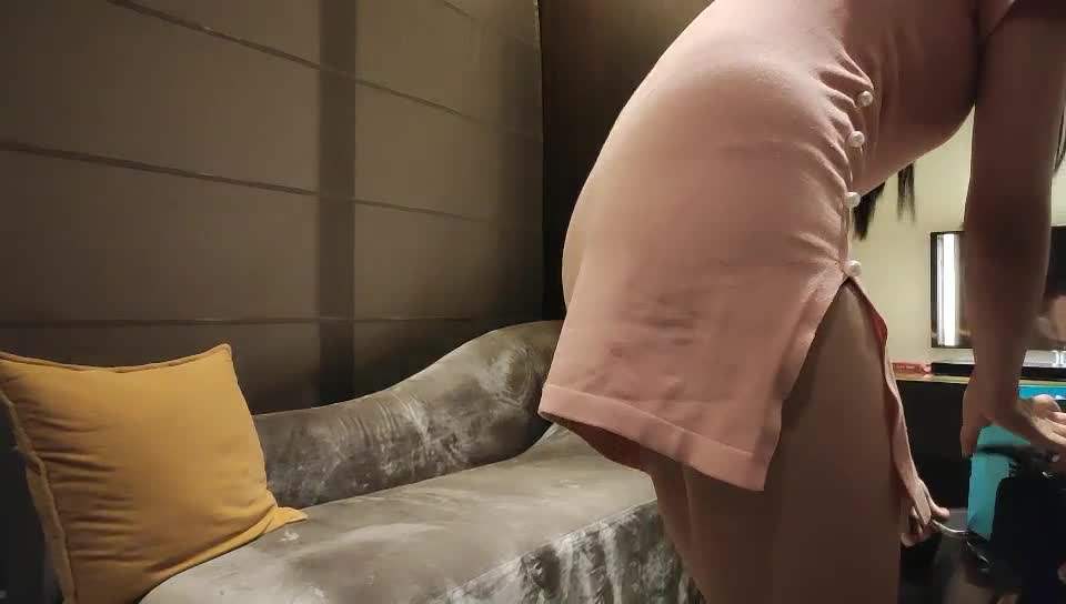 【#小宝寻花】带你找大圈外围，来点情趣女仆装黑丝，新视角口交舔屌，骑上来扭动小腰，呻吟娇喘非常酥麻