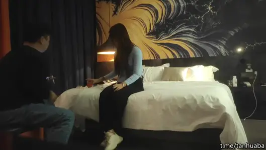 【开车别玩手机】 大圈高端，花臂纹身蓝衣妹妹，白色丝袜，打桩机后入猛顶，吃药就是利好持续爆操