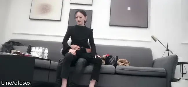 约炮白肤美空姐兼职少妇穿着黑丝开裆沙发上站着草