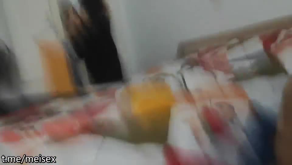 漂亮少妇，正是骚劲无处发泄的时候，躺平挑逗，大哥在暴力抽插一次