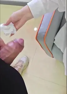 少妇老公就在隔壁打牌 我就在旁边操她骚逼