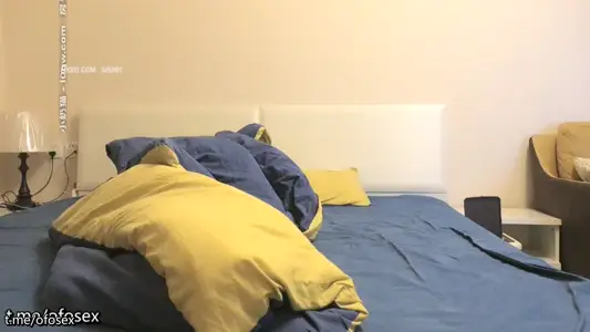 网约顶级外围女神，长得太漂亮了身材又好，老哥掩不住的激动疯狂输出猛操她，以致操太狠了把套遗漏进逼里