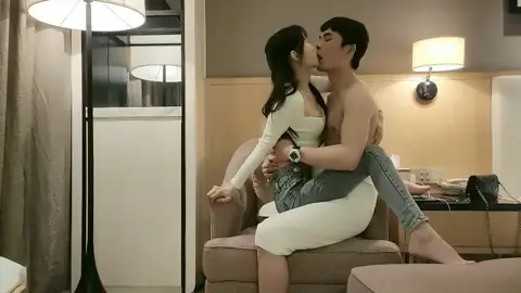 十九岁清纯嫩妹互摸调情，蹲姿口交后骑坐上位狂摇，被猛操到浪叫爸爸音画不同步！