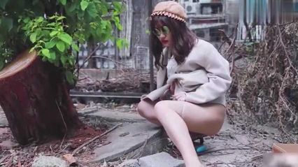 公众场合偷偷漏出逼户外放尿，逼里塞着跳蛋逛街自慰，被人发现就更刺激了!