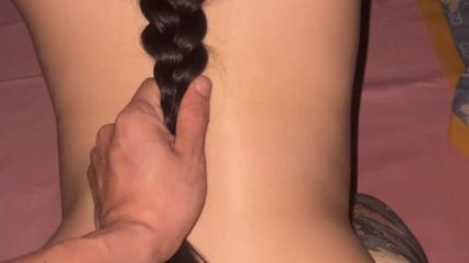 【真实乱伦】趁老婆睡着跑到女儿房间用鸡巴弄醒女儿，没忍住内射里面了