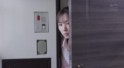 ADN-695 夜勤明けの仆の『疲れマラ』を见た隣に住んでる人妻が、仆のカラダで欲求不満を解消しにくるのでここ三日间一睡もしてません…。 海老咲あお