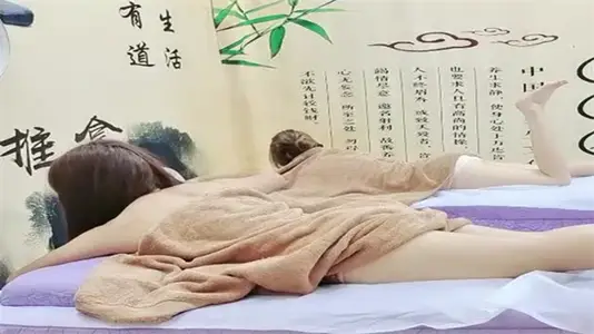 按摩店香艳趣事：肤白貌美大白腿美女激情4P高潮迭起
